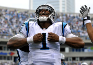 Cam Newton de los Panthers de Carolina tras anotar un touchdown ante los Saints de Nueva Orléans el domingo 16 de septiembre de 2012. (AP Foto/Rainier Ehrhardt)